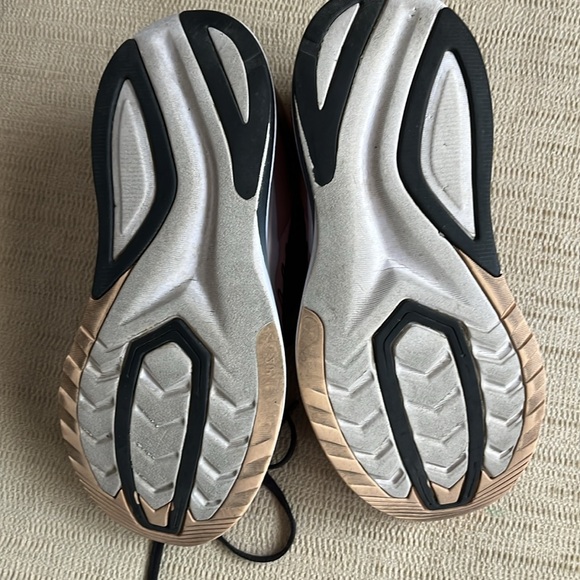 Light pink Saucony ladies shoes. Some wear but lots of life left in them. - Picture 4 of 7